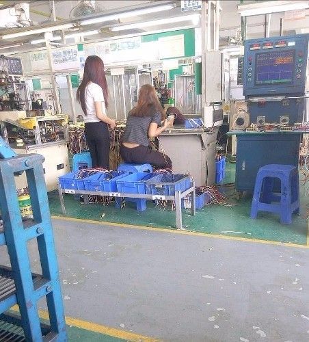 走進(jìn)東莞:某工廠車間,現(xiàn)在90后的青年男女成了這里的主力軍!